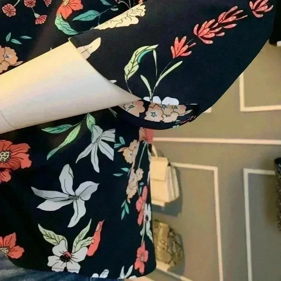 Van Heusen Women's Silk Floral Super Soft Top Blouse Mock Neck Size Medium - Picture 3 of 8